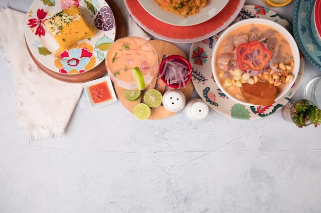 Platos caseros coloridos sobre mesa